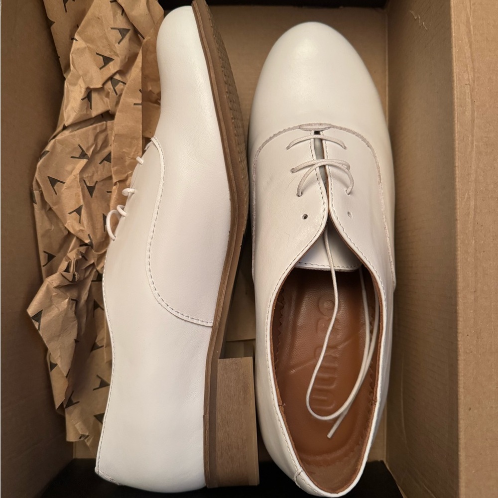 Julia Bo Size 8 Women’s White Oxford Shoes (Never Worn)